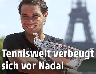 Rafael Nadal (ESP) mit Trophäe vor dem Eiffelturm in Paris