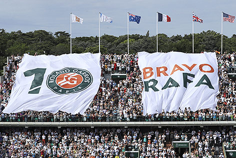 © APA/AP/Petr David Josek Fans mit Transparent für Rafael Nadal bei den French Open