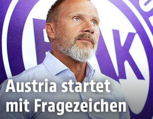 Austria-Trainer Thorsten Fink vor dem Austria-Logo