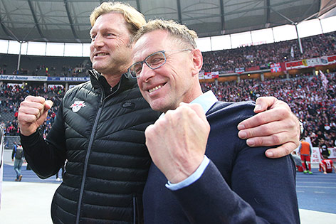 © GEPA/Roger Petzsche RB-Leipzig-Coach Ralph Hasenhüttel und Leipzig-Chef Ralf Rangnick in Siegerpose