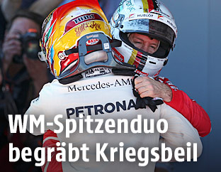 Lewis Hamilton und Sebastian Vettel umarmen sich