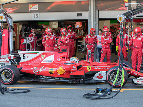 Mechaniker arbeiten am Ferrari von Sebastian Vettel