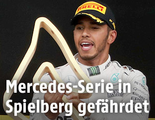 Lewis Hamilton bei der Siegerehrung in Spielberg 2016