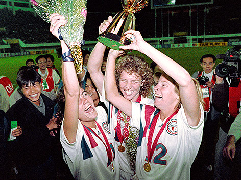© picturedesk.com/AFP/Tommy Cheng US-Damen mit Pokal bei der Frauenfußballweltmeisterschaft 1991