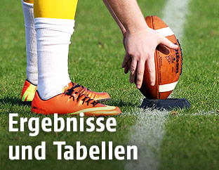 Hand greift nach Football