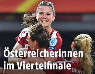 &Ouml;FB-Torsch&uuml;tzin Sarah Zadrazil jubelt mit ihren Teamkolleginnen