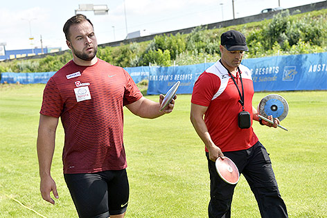 © APA/Herbert Pfarrhofer Lukas Weißhaidinger und der Trainer Gregor Högler