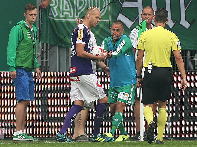 
Raphael Holzhauser (A.Wien), Steffen Hofmann (Rapid) und Schiedsrichter Alexander Harkam
