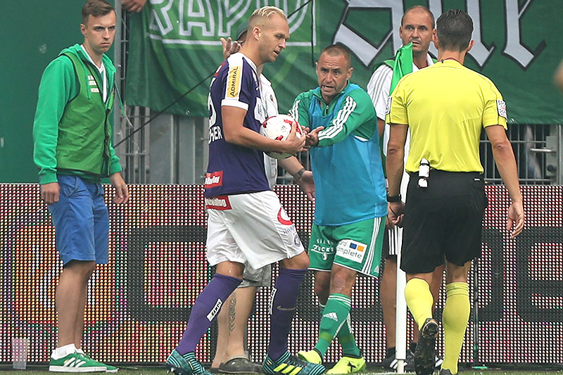 Raphael Holzhauser (A.Wien), Steffen Hofmann (Rapid) und Schiedsrichter Alexander Harkam