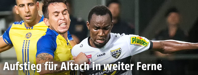 Christian Battocchio (Maccabi Tel-Aviv FC) und Moumi Ngamaleu (SCR Altach)