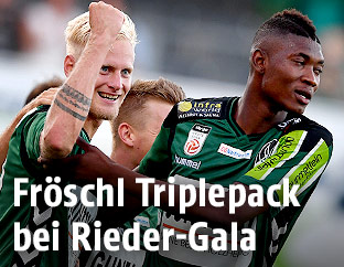 Thomas Froeschl jubelt mit Mitspielern