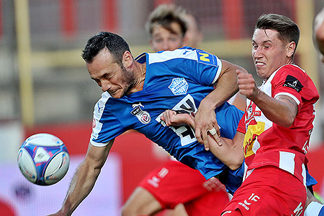 Hamdi Salihi (Wr.Neustadt) and Manuel Haas (Kapfenberg)