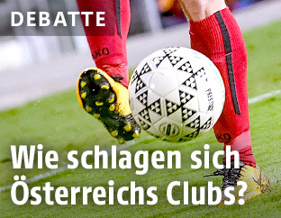 Fu&szlig;baller mit Ball