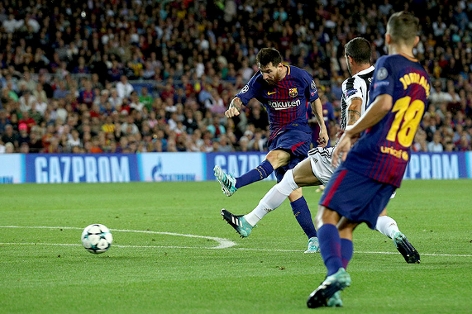 © Reuters/Albert Gea Lionel Messi (Barcelona) schießt ein Tor gegen Juventus