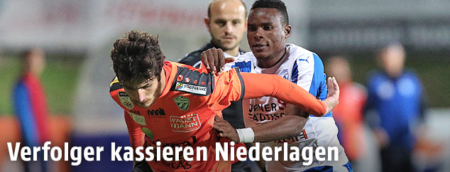 Stefan Meusburger (Hartberg) und Edrisa Lubega (FAC)