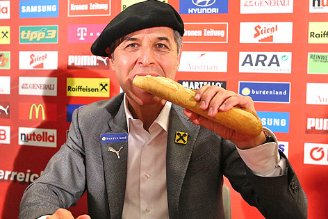 ÖFB-Teamchef Marcel Koller beißt in ein Baguette