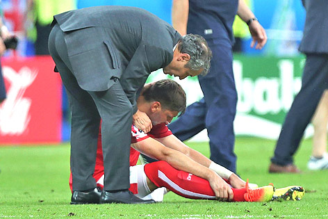 ÖFB-Teamchef Marcel Koller tröstet nach dem EM-Ausscheiden einen Spieler