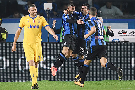 © APA/AFP/Marco Bertorello Bryan Cristante jubelt mit Mitspielern