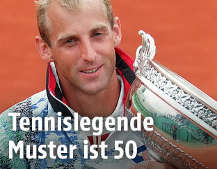 Thomas Muster 1995 mit Pokal der French Open