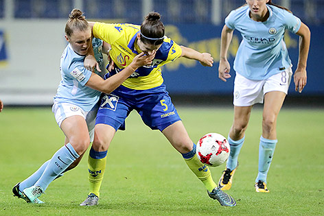 Georgia Stanway (Manchester City), Gina Babicky (St.Poelten) und Louise Jill Scott (Manchester City)