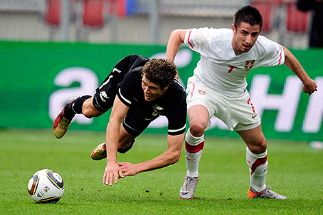 Shane Smeltz (NZE) und Zoran Tosic (SRB)