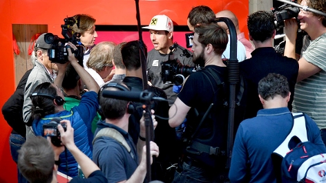 Marcel Hirscher umringt von Journalisten