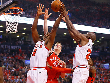 Jakob Pöltl (Toronto Raptors, mitte) gegen die Chicago Bulls