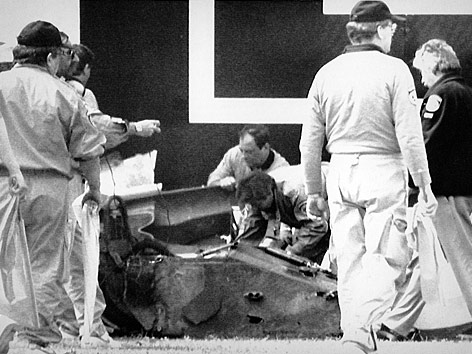 © AP Das Unfallauto von Gerhard Berger in Imola im April 1989