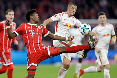 © APA/AP/Matthias Schrader David Alaba (Bayern) Diego Demme (Leipzig)