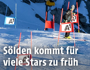 Skifahrer betrachtet die Piste