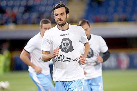 © APA/AP/ANSA/Giorgio Benvenuti Marco Parolo in einem T-Shirt mit der Aufschrift „Nein zum Antisemitismus“ und einem Bild von Anne Frank