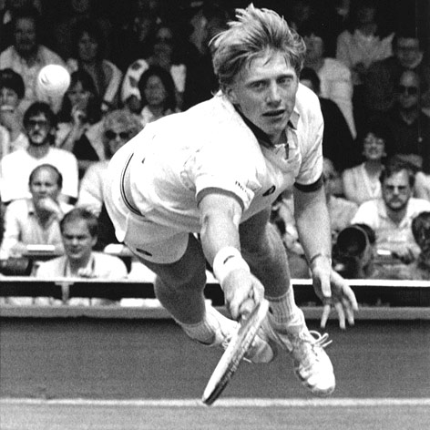 Boris Becker bei einem Hechtsprung richtung Ball
