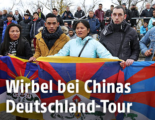 Tibet-Aktivisten beim Match TSV Schott Mainz gegen Chinas U20-Team