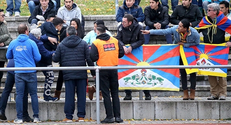 © APA/AP/dpa/Hasan Bratic Tibet-Aktivisten beim Match TSV Schott Mainz gegen Chinas U20-Team