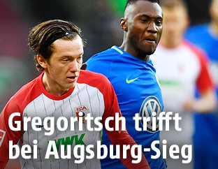 Michael Gregoritsch (Augsburg) gegen Joshua Guilavogui (Wolfsburg).