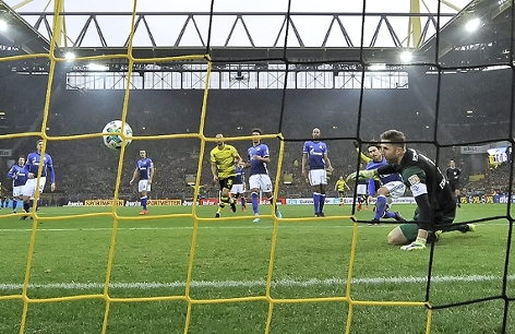 © APA/AP/Martin Meissner Schalke-Goalie Ralf Faehrmann sieht dem Ball im Tornetz nach