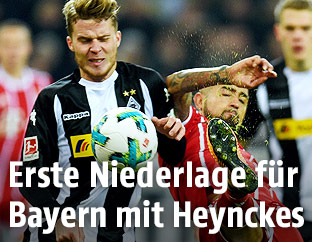 Nico Elvedi (Gladbach) gegen Arturo Vidal (Bayern)