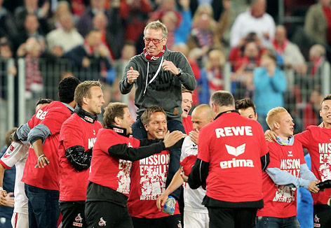 © APA/dpa/Roland Weihrauch Kölns Trainer Peter Stöger wird 2014 auf den Schultern der Spieler getragen