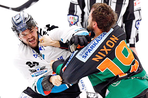 © GEPA/David Rodriguez Anchuelo Rauferei zwischen Brock Nixon (99ers) und Bernhard Fechtig (Black Wings)
