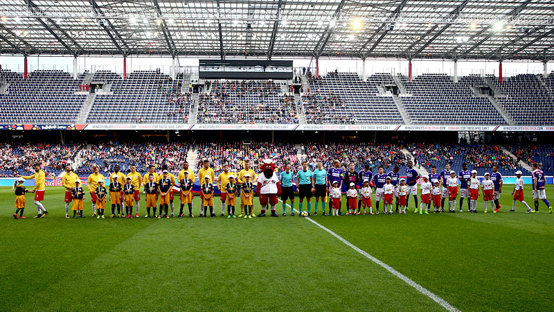 © GEPA/Felix Roittner Mannschaften von Salzburg und Austria Wien vor Anpfiff