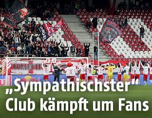 Salzburg-Spieler jubeln vor Fantrib&uuml;ne