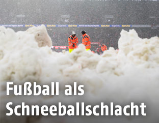 Schnee auf Spielfeld