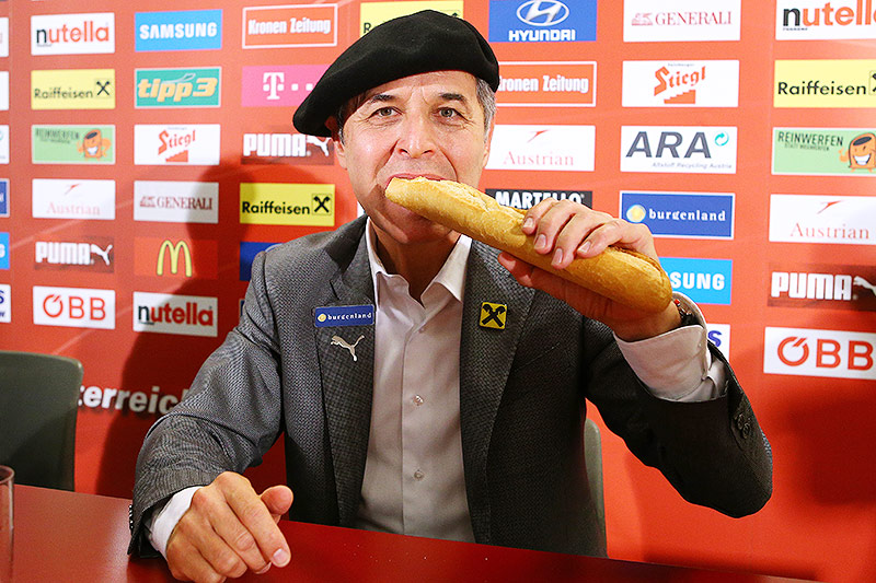 © GEPA/Christian Ort ÖFB-Teamchef Marcel Koller beißt in ein Baguette