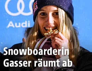 Snowboarderin Anna Gasser (AUT) mit Medaille