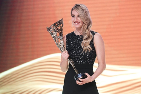 © GEPA/Christian Walgram Snowboarderin Anna Gasser (AUT) mit der Trophäe für die Sportlerin des Jahres