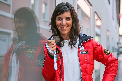© GEPA/Daniel Goetzhaber Ruderin Magdalena Lobnig (AUT) mit Medaille