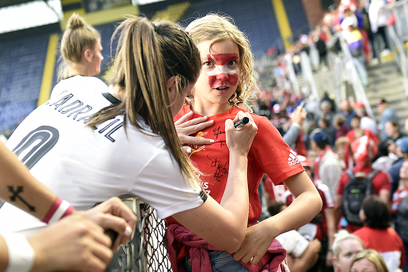 © APA/Hans Punz Sarah Zadrazil (AUT) unterschreibt das Trikot eines jungen Fans