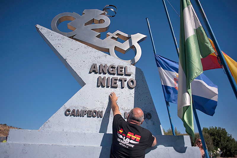© APA/AFP/Jorge Guerrero Denkmal des Motorsportlers Angel Nieto
