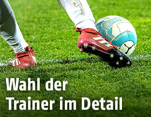 Fußballschuhe und Ball