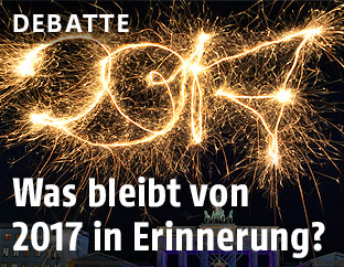 Langzeitbelichtung der mit einer Wunderkerze geschriebenen Zahl 2017